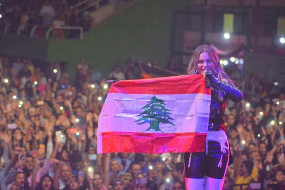 49935-نيكول-سابا-ترفع-علم-لبنان-من-حفلها-الاخير-بمصر