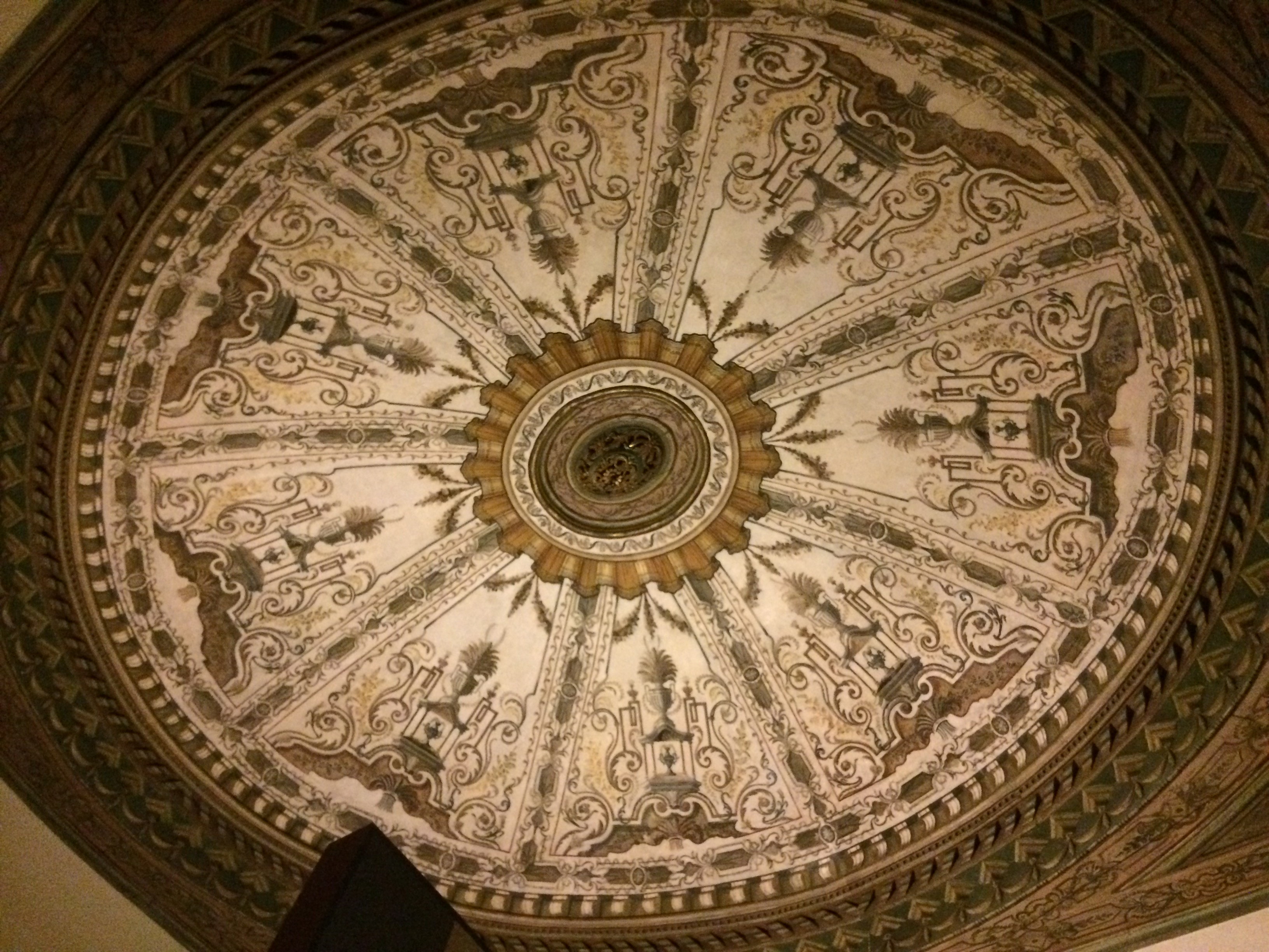 the ceilling of one of the museum's halls