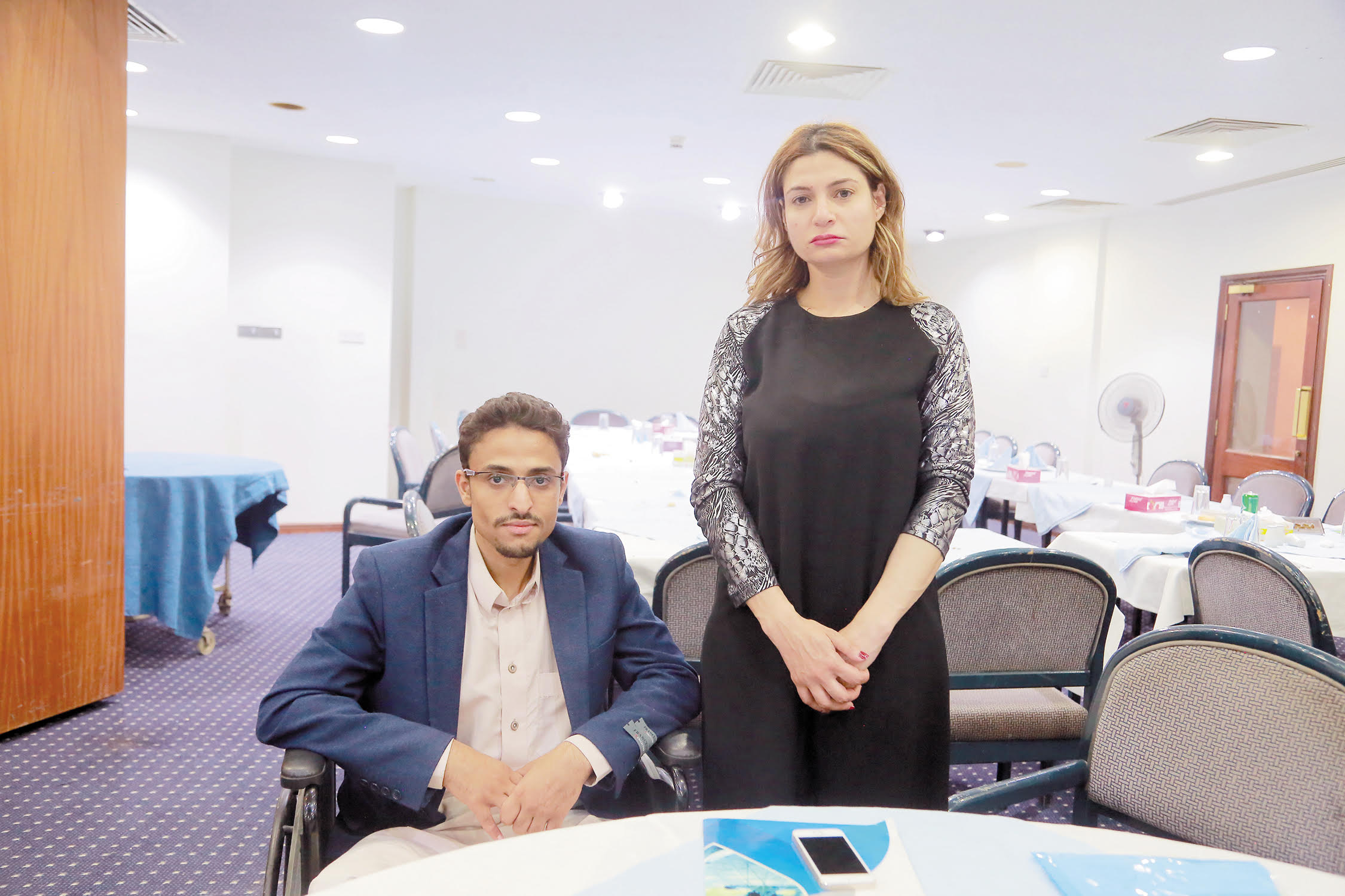 أنس السرارى أحد المعذبين فى سجون الحوثى مع مراسلة اليوم السابع