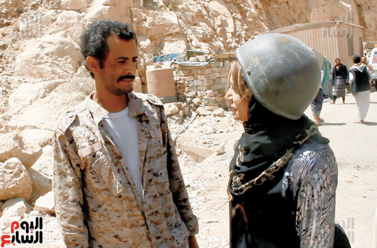72748-أنور-اليوسف-أحد-مجندى-الجيش-اليمنى-بجبهة-نهم-ومراسلة-الصحيفة
