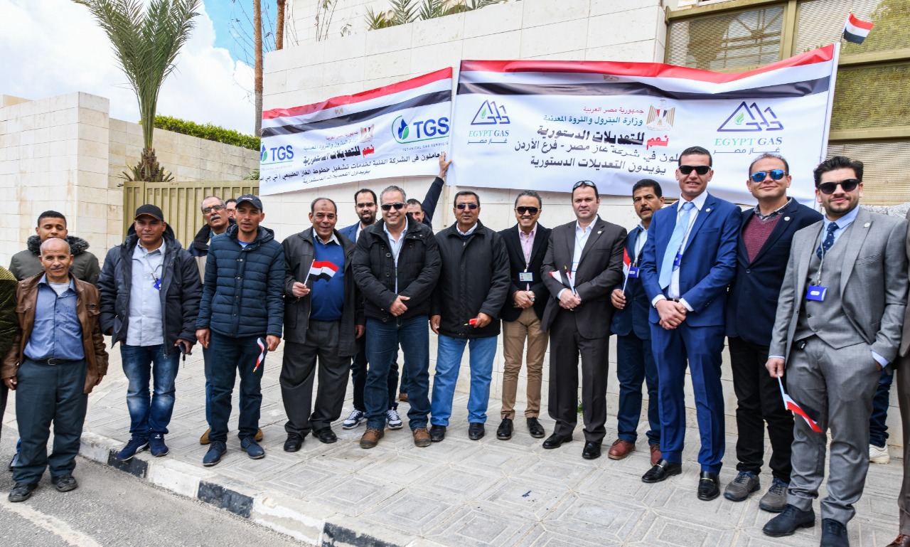 342253-العاملون-بشركات-البترول-المصرية-أمام-مقر-الانتخابات