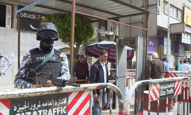 A security force guards a supermarket in Giza in preperation for Easter celebration- press photo