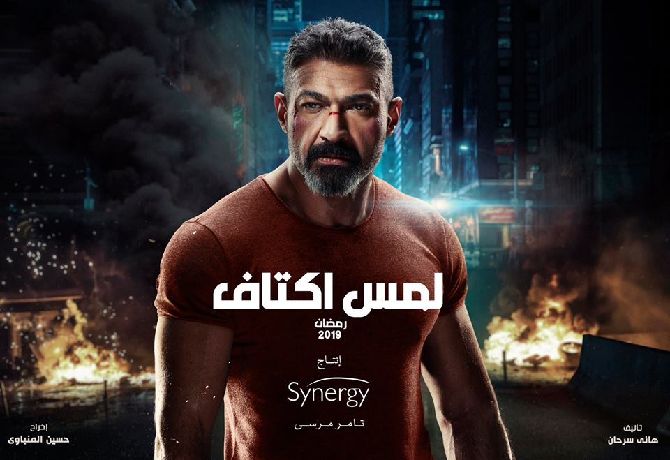 705894-لمس-اكتاف