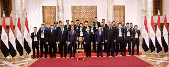 48267--السيسى-يستقبل-منتخب-اليد--(2)