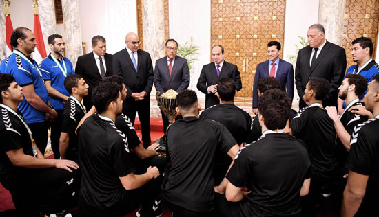 57644--السيسى-يستقبل-منتخب-اليد--(6)