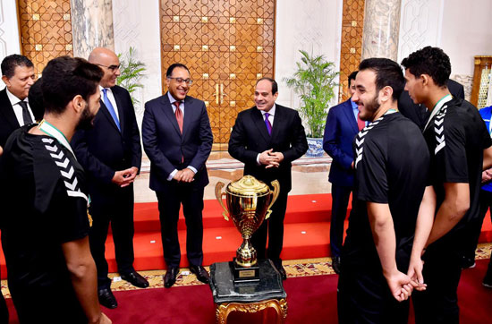 68106--السيسى-يستقبل-منتخب-اليد--(1)