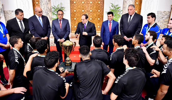 68444--السيسى-يستقبل-منتخب-اليد--(7)