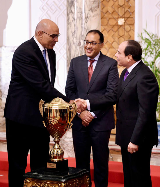 75204--السيسى-يستقبل-منتخب-اليد--(4)