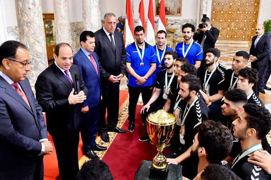 79775--السيسى-يستقبل-منتخب-اليد--(5)
