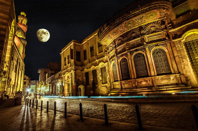 el-moez-street-in-cairo-445705