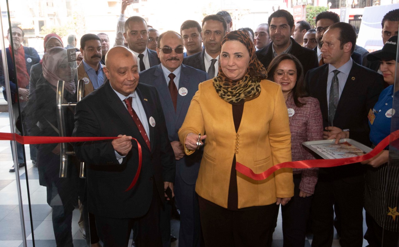 223457-وزيرة-التضامن-تفتتح-مطعم--لأصحاب-الصم-وضعاف-السمع-(1)