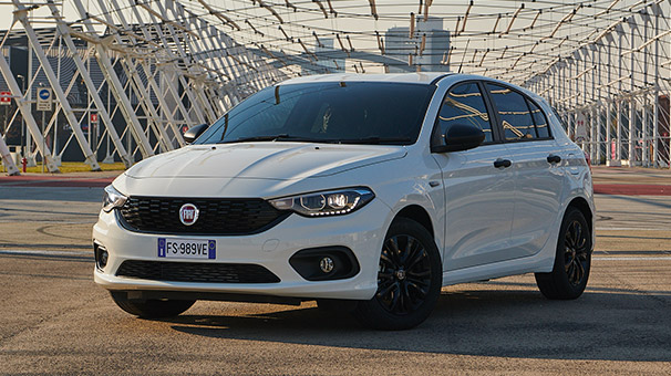 fiat-TIPO-street-5door-white-familycar-08-desktop-606x340